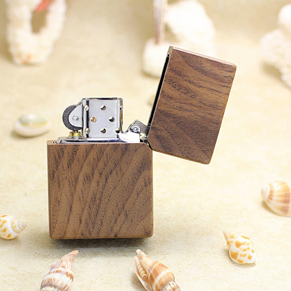 Bật Lửa  Zippo Bọc Gỗ Óc Chó Biểu Tượng Chữ Thập Mạ Vàng