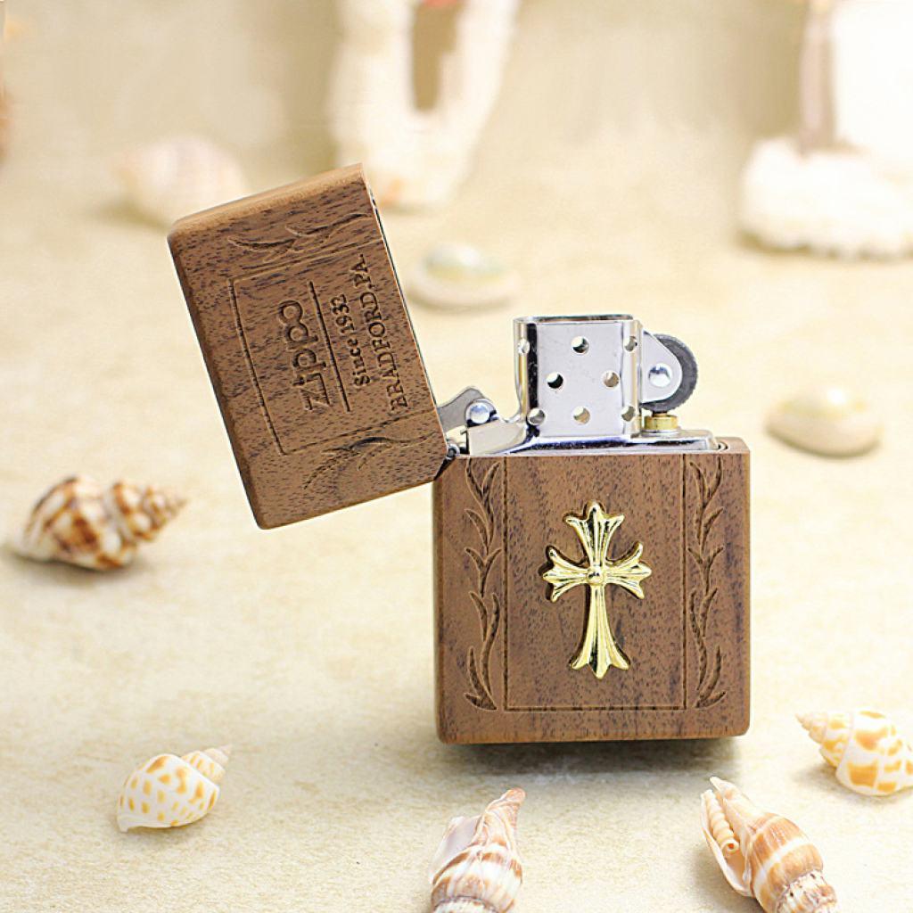 Bật Lửa  Zippo Bọc Gỗ Óc Chó Biểu Tượng Chữ Thập Mạ Vàng