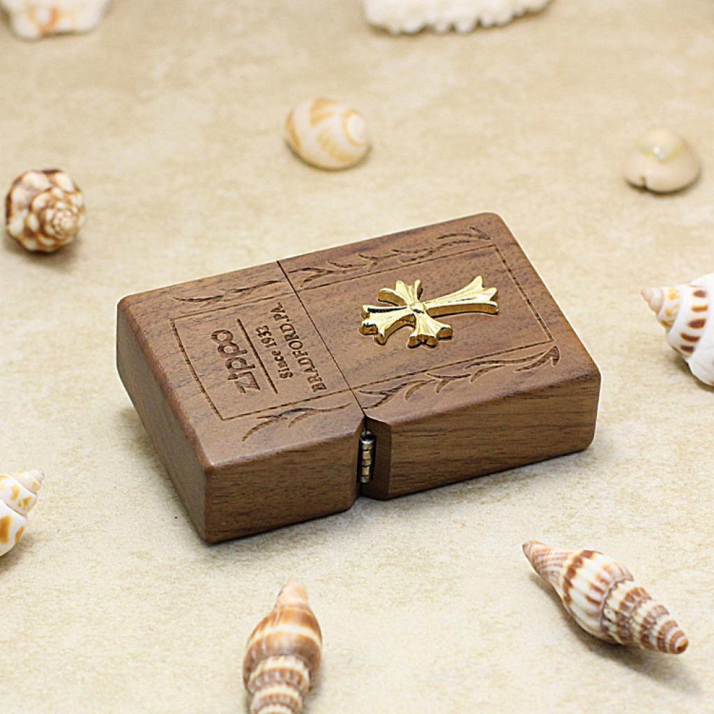 Bật Lửa  Zippo Bọc Gỗ Óc Chó Biểu Tượng Chữ Thập Mạ Vàng