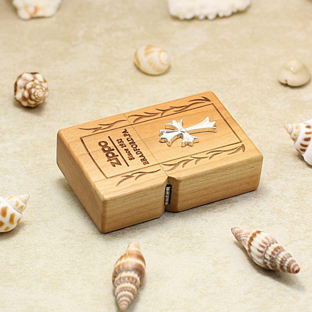 Bật Lửa  Zippo Bọc Gỗ Anh Đào Biểu Tượng Chữ Thập Mạ Bạc
