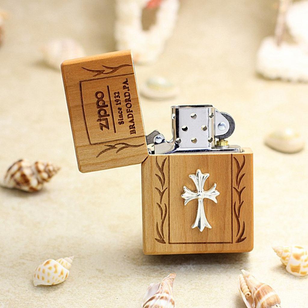 Bật Lửa  Zippo Bọc Gỗ Anh Đào Biểu Tượng Chữ Thập Mạ Bạc