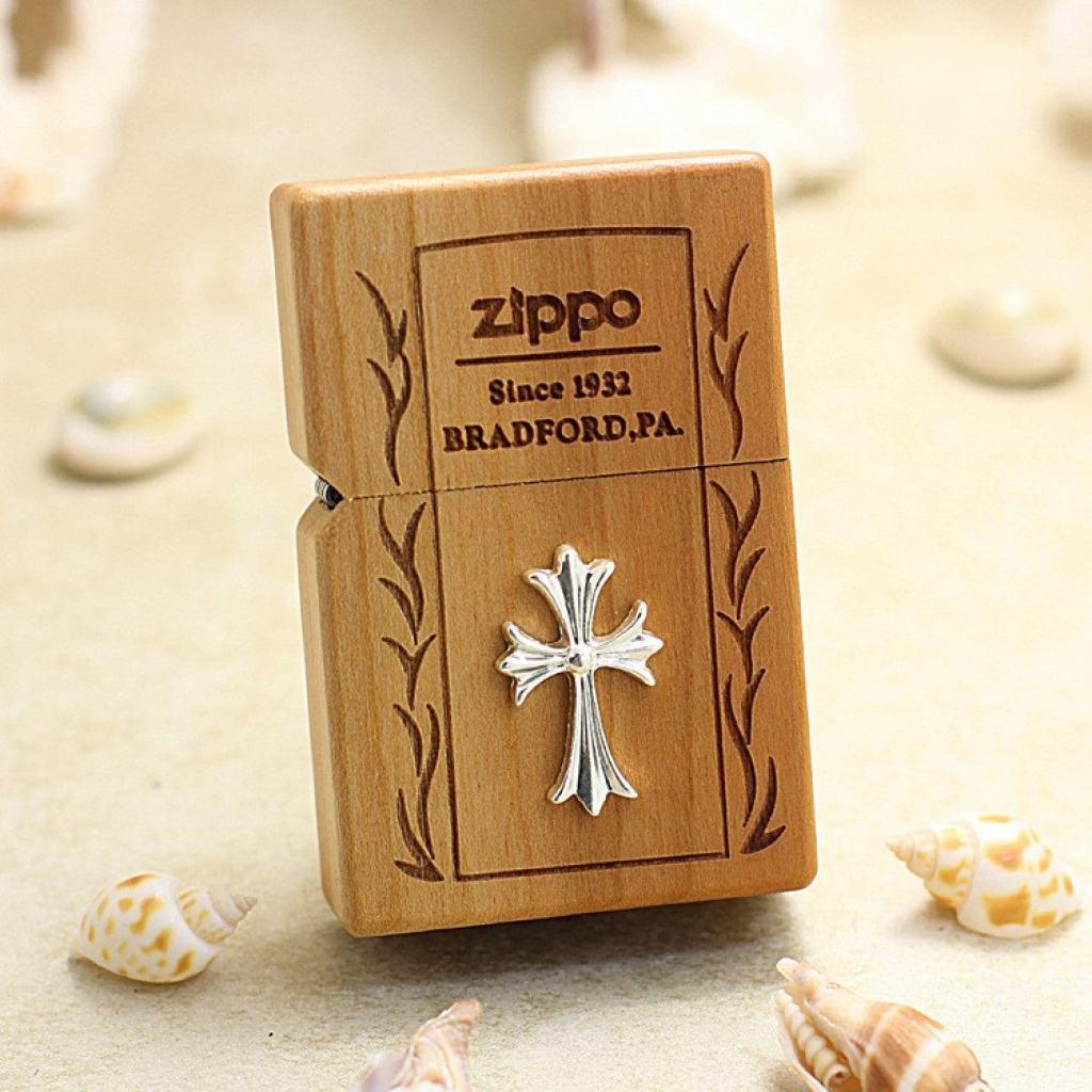 Bật Lửa  Zippo Bọc Gỗ Anh Đào Biểu Tượng Chữ Thập Mạ Bạc