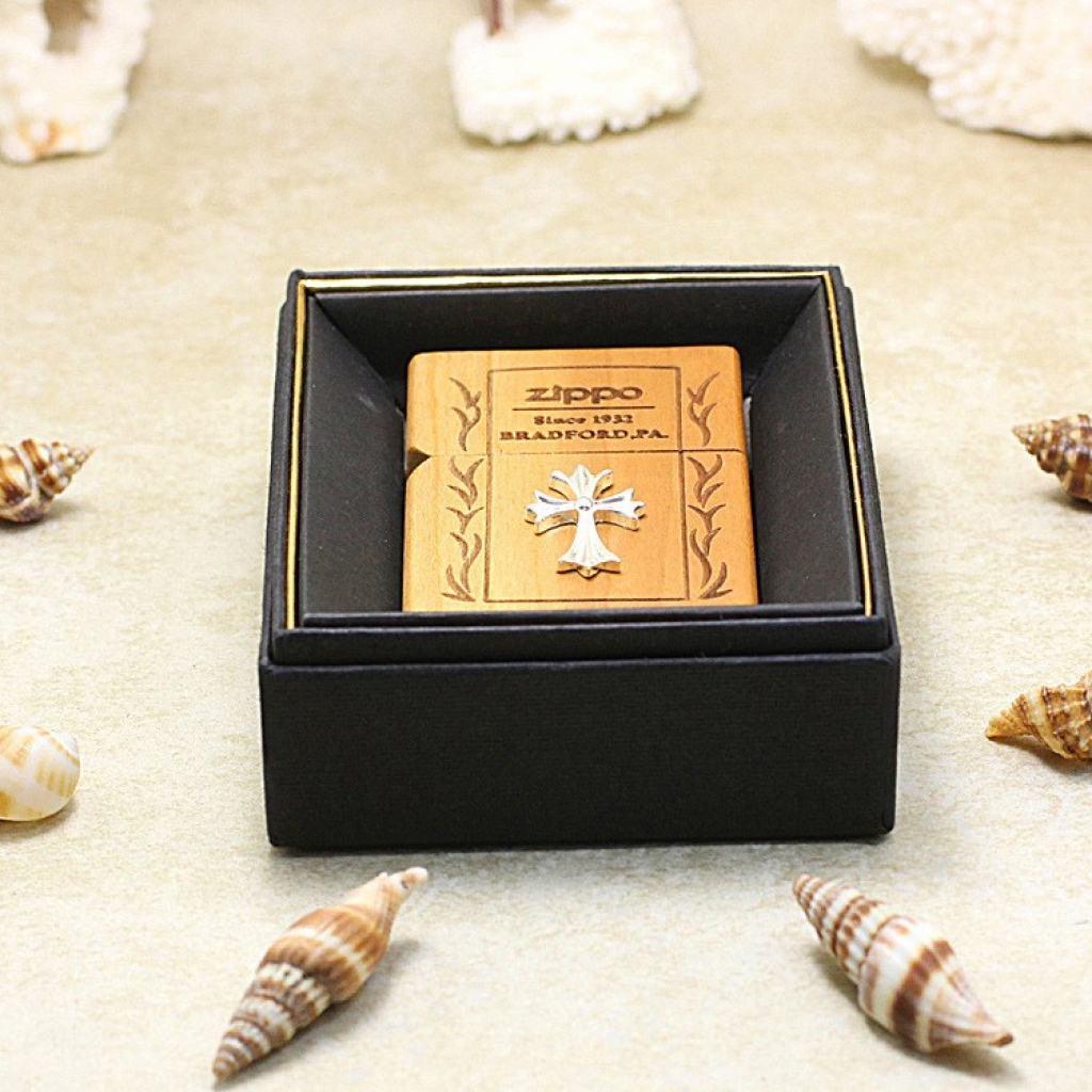 Bật Lửa  Zippo Bọc Gỗ Anh Đào Biểu Tượng Chữ Thập Mạ Bạc