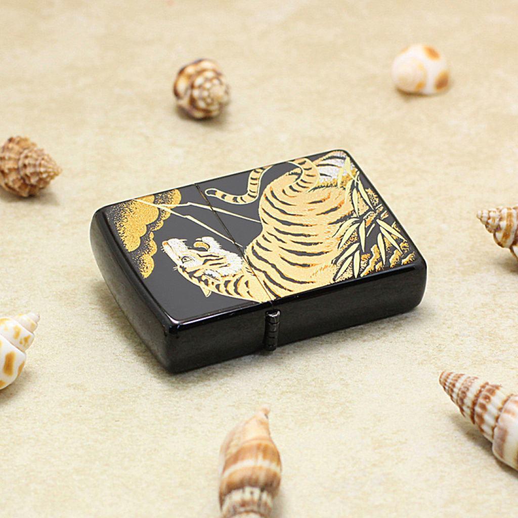 Bật Lửa Zippo Sơn TiTan Đen Chạm Khắc Hổ Phiên Bản Nhật