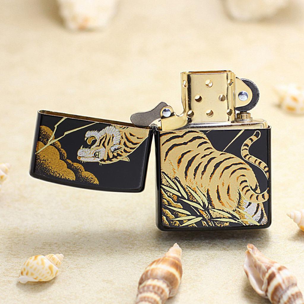 Bật Lửa Zippo Sơn TiTan Đen Chạm Khắc Hổ Phiên Bản Nhật