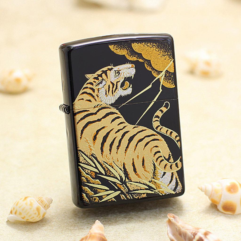 Bật Lửa Zippo Sơn TiTan Đen Chạm Khắc Hổ Phiên Bản Nhật