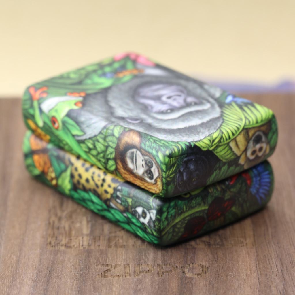 Bật Lửa Zippo 49347 kỷ niệm 25 năm bản Bí Ẩn Rừng Xanh 1995 ra đời