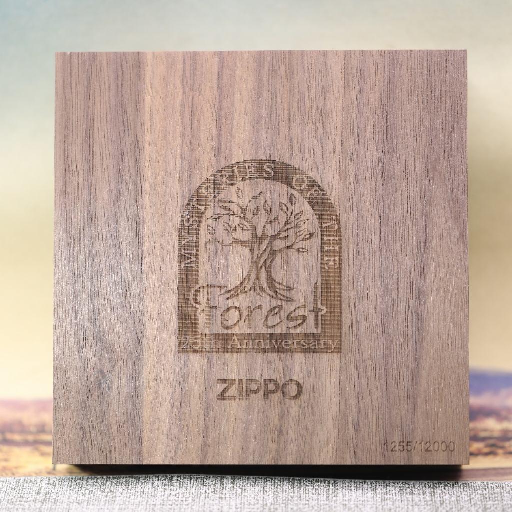 Bật Lửa Zippo 49347 kỷ niệm 25 năm bản Bí Ẩn Rừng Xanh 1995 ra đời