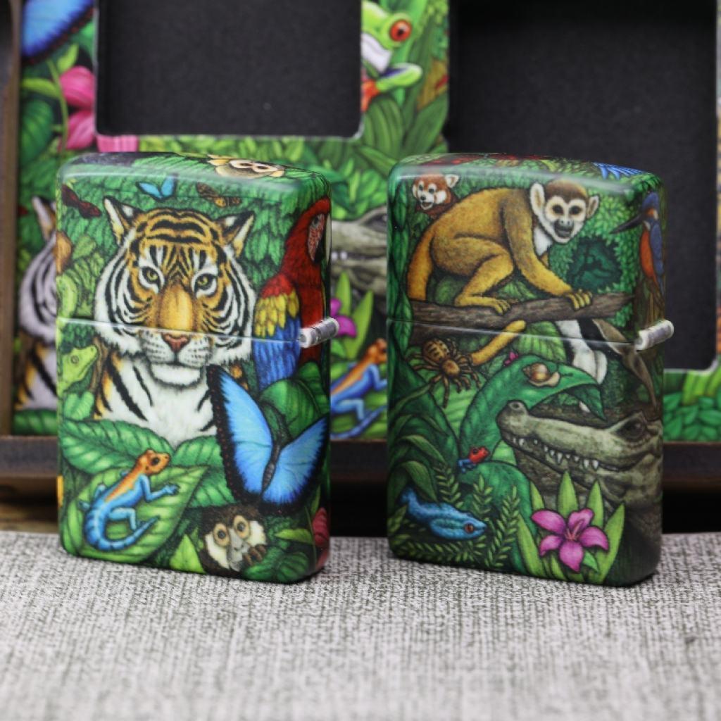 Bật Lửa Zippo 49347 kỷ niệm 25 năm bản Bí Ẩn Rừng Xanh 1995 ra đời