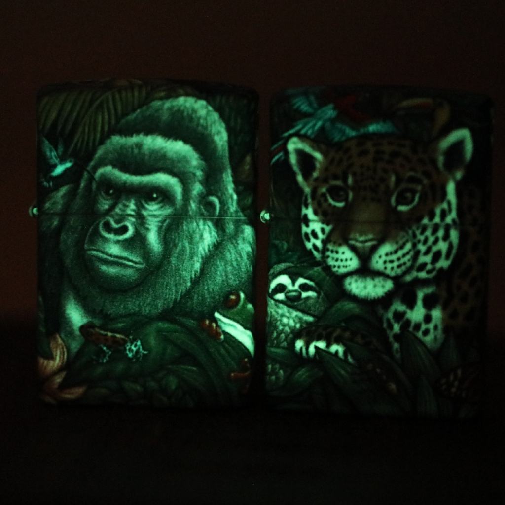 Bật Lửa Zippo 49347 kỷ niệm 25 năm bản Bí Ẩn Rừng Xanh 1995 ra đời