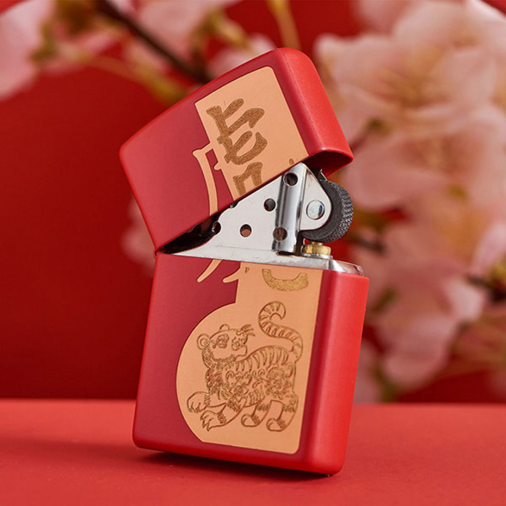 Bật Lửa Zippo Sơn Phủ Đỏ Năm Nhâm Dần - Sku 49701 – Zippo Year of the Tiger Design Red Matte