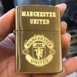 Bật Lửa Zippo 204 Đồng Khắc Logo Manchester United - Mã SP: ZPC3001
