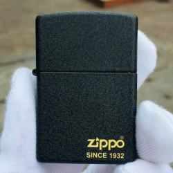 BẬT LỬA ZIPPO 236 ĐEN NHÁM KHẮC LOGO NĂM RA ĐỜI ZIPPO - Mã SP: ZPC2525