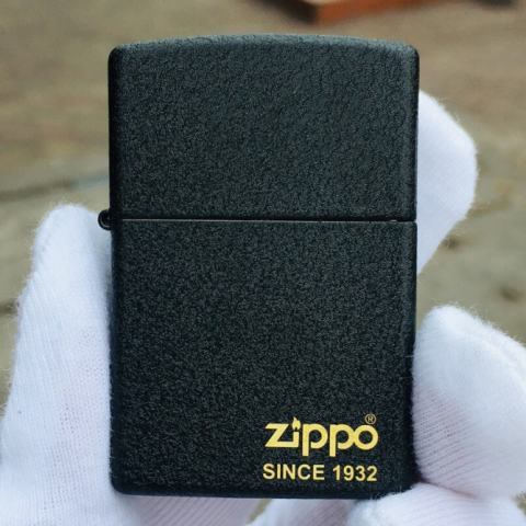 BẬT LỬA ZIPPO 236 ĐEN NHÁM KHẮC LOGO NĂM RA ĐỜI ZIPPO