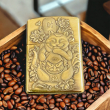 BẬT LỬA ZIPPO BẢN ĐỒNG DÀY KHẮC HÌNH 3D MÈO THẦN TÀI PHIÊN BẢN 2