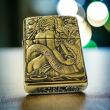 BẬT LỬA ZIPPO BẢN ĐỒNG TRƠN  KHẮC HÌNH 3D CÔ GÁI RẮN SIÊU NÉT