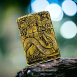 BẬT LỬA ZIPPO BẢN ĐỒNG TRƠN  KHẮC HÌNH 3D CÔ GÁI RẮN SIÊU NÉT