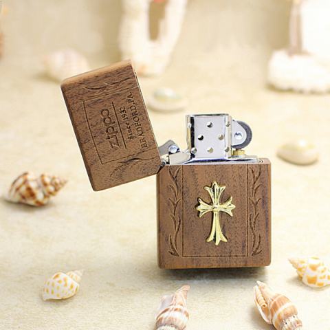 Bật Lửa  Zippo Bọc Gỗ Óc Chó Biểu Tượng Chữ Thập Mạ Vàng