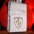Bật lửa Zippo chĩnh hãng động mạ chrome khắc Ferrari