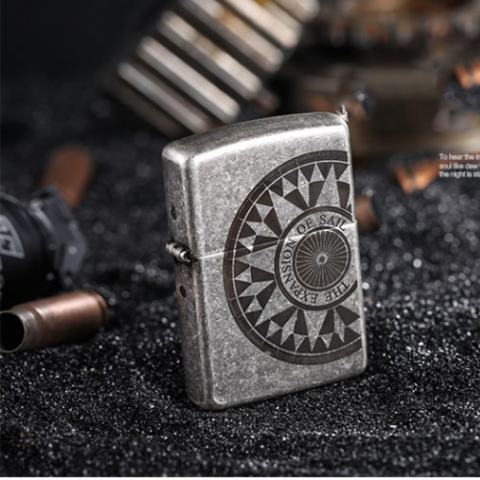 Bật Lửa Zippo Chính Hãng Khắc Bản Đồ Và La Bàn Mạ Antique Silver