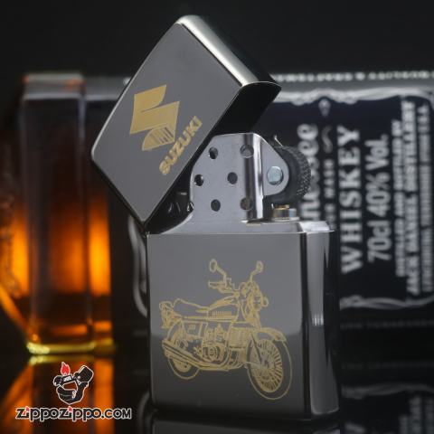 Bật Lửa Zippo Đen Bóng Khắc Mạ Vàng Xe Suzuki