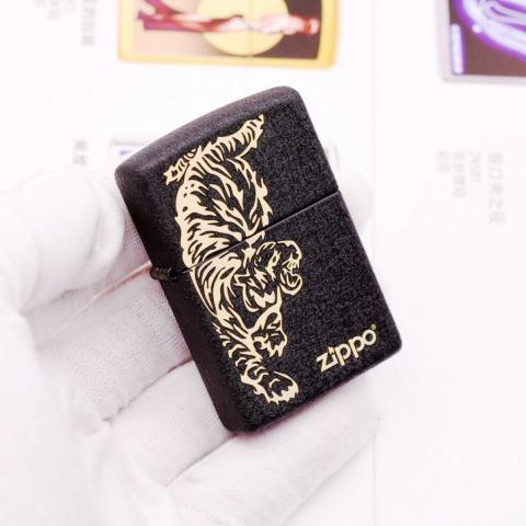 Bật Lửa Zippo Đen Nhám Khắc Chúa Sơn Lâm