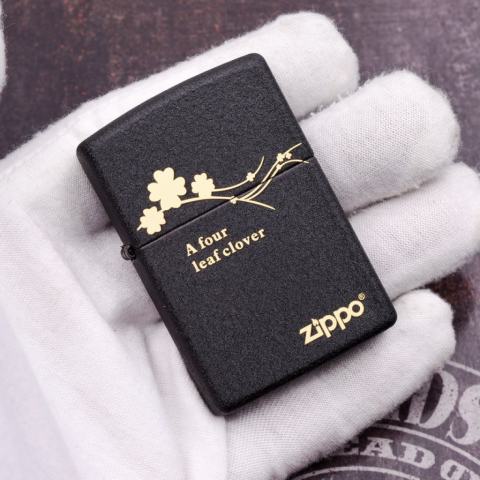 Bật Lửa Zippo Đen Nhám Khắc Cỏ Bốn Lá