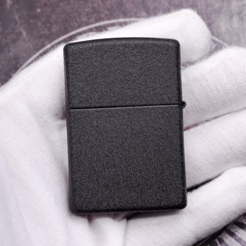 Bật Lửa Zippo Đen Nhám Khắc Huy Hiệu Ma Tốc Độ