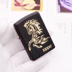 Bật Lửa Zippo Đen Nhám Khắc Mã Đáo - Mã SP: ZPC2963