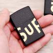 Bật Lửa Zippo Đen Nhám Khắc SUPREME Ver.1