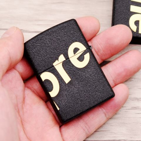 Bật Lửa Zippo Đen Nhám Khắc SUPREME Ver.1