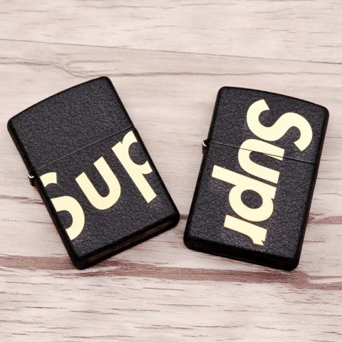 Bật Lửa Zippo Đen Nhám Khắc SUPREME Ver.2