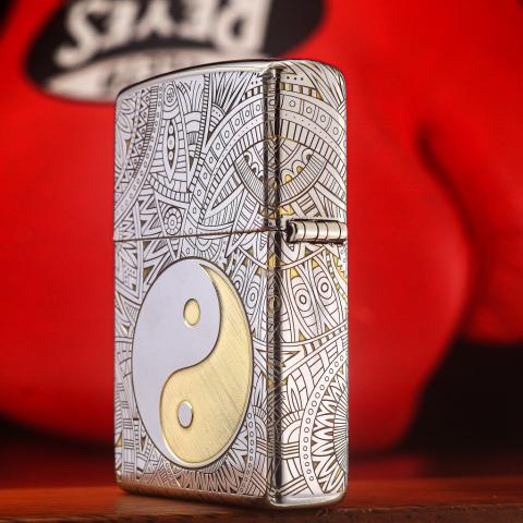 Bật Lửa Zippo Đồng Khắc Hoa Văn Bát Quái Mạ Chrome