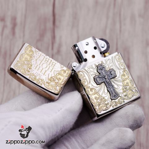 Bật Lửa Zippo Khắc Chữ Thập Và Kinh Thánh Màu Bạc Bản Ốp Nổi
