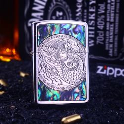 Bật Lửa Zippo Khắc Hình cá Uốn Tròn Dưới Nước Xung Quanh Khảm Trai Màu Bạc - Mã SP: ZPC2603