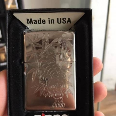 Bật lửa zippo khắc hoa văn hổ xuống núi mầu bạc