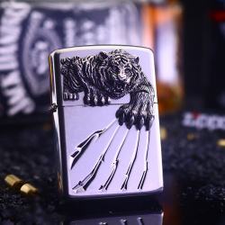 Bật Lửa Zippo Khắc Móng Vuốt Hổ Bạc Đánh Dấu Hổ Xuống Núi - Mã SP: ZPC2601