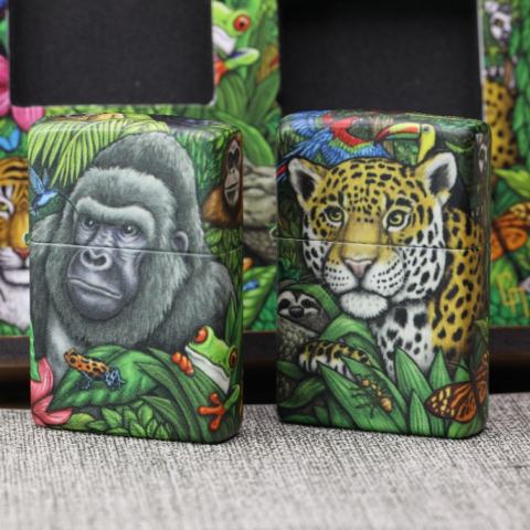 Bật Lửa Zippo 49347 kỷ niệm 25 năm bản Bí Ẩn Rừng Xanh 1995 ra đời