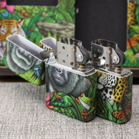 Bật Lửa Zippo 49347 kỷ niệm 25 năm bản Bí Ẩn Rừng Xanh 1995 ra đời