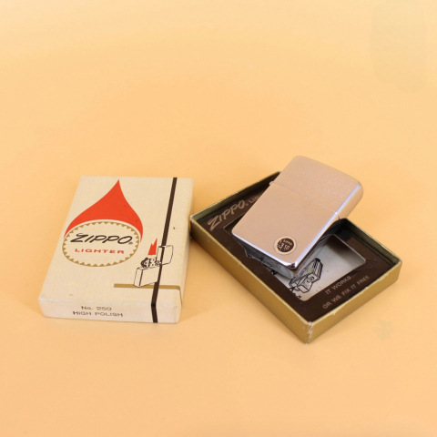 BẬT LỬA ZIPPO LA MÃ  2 MẶT XƯỚC CỔ ĐIỂN  NĂM 1964