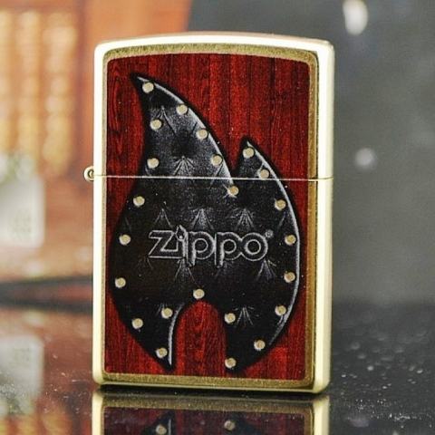 Bật lửa Zippo nền gỗ in ngọn lửa đen