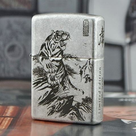 Bật lửa Zippo phiên bản bạc cổ khắc chúa sơn lâm