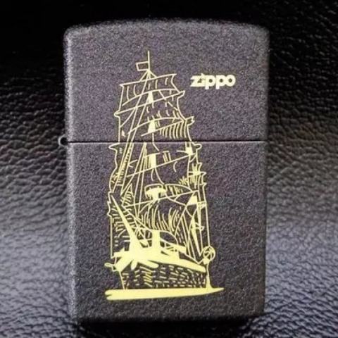 Bật lửa Zippo phiên bản đen nứt in hình chiếc thuyền