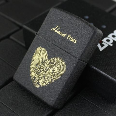 Bật lửa Zippo phiên bản đen nứt in vân tay trái tim
