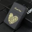 Bật lửa Zippo phiên bản đen nứt in vân tay trái tim