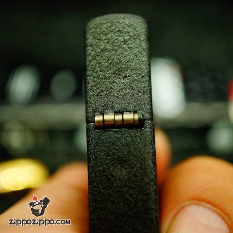 Bật Lửa Zippo Phiên Bản Màu Đen Nứt Khăc Hoa Văn