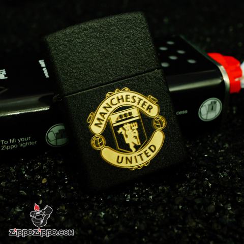 Bật lửa Zippo phiên bản màu đen nứt khăc logo Manchester