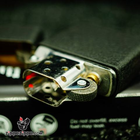 Bật lửa Zippo phiên bản màu đen nứt khăc logo zippo