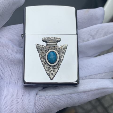 Zippo bạc bóng hình mũi tên đính đá ngọc lam