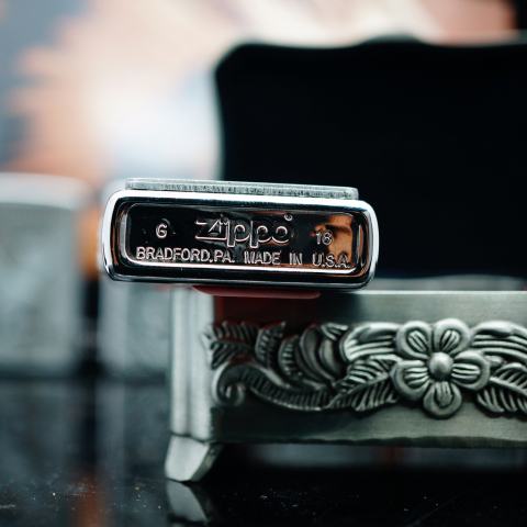 Zippo bạc xước ốp nổi Bộ Gia Tộc